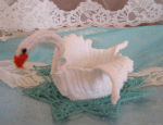 CYGNE blanc napperon bleu turquoise, contenant dragées sur fait main AU CROCHET