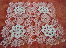 Napperon carré rose fleurs centrales blanches au CROCHET fait main