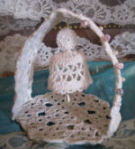 Arc cloche blanc avec socle napperon, perles, fait main CROCHET