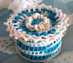 Boîte ronde bleue & blanche couvercle fleur perle centre contenant dragées CROCHET fait main