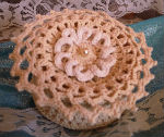 BOITE ronde écrue fleur blanche perle contenant dragées CROCHET fait main