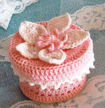 Boîte ronde rose fleurs pétales blancs perle centrale CROCHET fait main