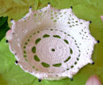 Coupelle ou corbeille ronde blanche entourée de perles fait main AU CROCHET